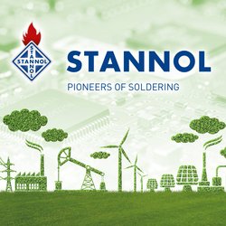 Das Bild zeigt das Logo und das Branding der Firma „Stannol“ mit dem Slogan „Pioneers of Soldering“ (Pioniere des Lötens). Das Stannol-Logo befindet sich oben links und besteht aus einer Raute mit dem Firmennamen darin sowie einer roten Flamme an der Spitze, die symbolisch für den Lötprozess steht. Der Hintergrund kombiniert zwei Themen: Technologie und Nachhaltigkeit. Der obere Teil zeigt eine verschwommene Nahaufnahme einer elektronischen Leiterplatte, was die Verbindung von Stannol zur Elektronikindustrie unterstreicht. Der untere Teil zeigt eine grüne Landschaft mit verschiedenen Elementen, die Nachhaltigkeit symbolisieren. Dazu gehören Windkraftanlagen, Fabriken und Bäume, die alle aus pflanzlichen Texturen wie Blättern oder Gras gestaltet sind. Darüber schweben wolkenähnliche Formen aus grünem Laub. Das Bild verbindet die technische Expertise von Stannol mit einem Engagement für umweltbewusste Praktiken.